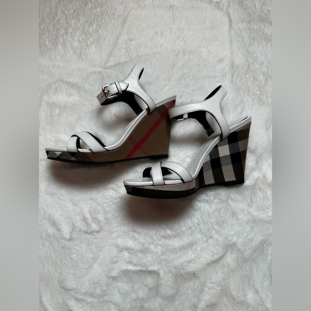 Burberry Monochrome Strappy Heels brand new - Picture 2 of 11